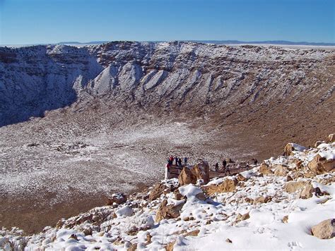 Geheimnisvoller meteoritenkrater in indien verändert über nacht seine farbe. Lieblingsbilder Meteoritenkrater