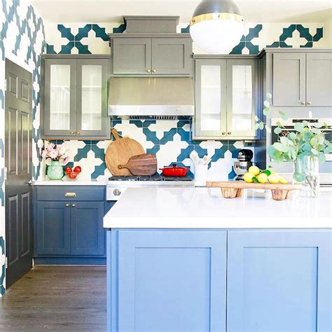 In this case, different types of tiles are matched to create a pleasing decorative pattern. Kitchen Tile Ideas to Brighten Up Your Kitchen - Buungi.com