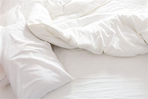 床单 手 白色 女性 床垫 卧室 床 纺织品 女人 水平画幅摄影素材 汇图网www huitu com