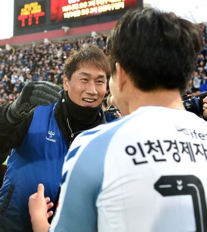 인천 구단 소셜미디어에 팬들에게 보낸 편지를 올려서 한 달 전, 췌장암 4기 진단을 받았지만 앞으로 치료를 받더라도 끝까지 그라운드를 지키겠다고 밝혔습니다. 유상철 감독 근황 부인 췌장암4기