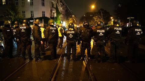 Startzeit der märsche 12:00 uhr! Pyro und Flaschenwürfe: Festnahmen bei linker Demo gegen ...