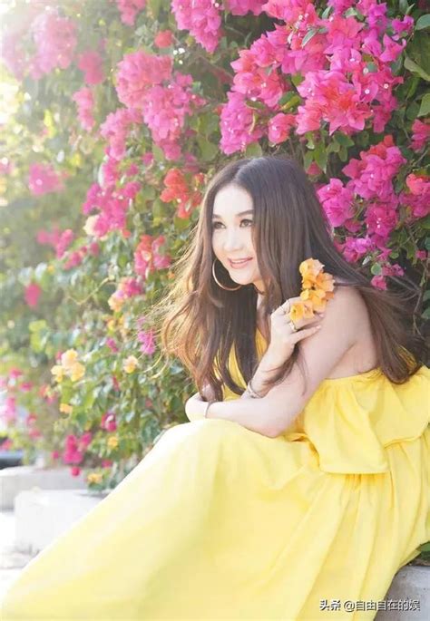 wen bixia is wearing a long yellow dress showing white tender fragrance holding flowers on her
