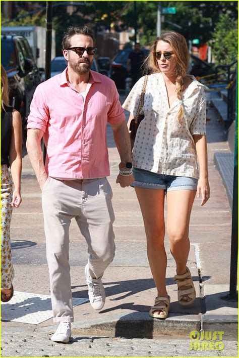 Photo Blake Lively Ryan Reynolds Arm Loop Stroll Nyc Photo Just Jared