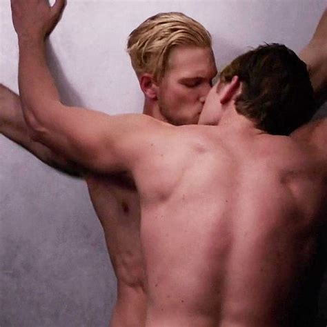 男性有名人アダムセンのゲイのキスと上半身裸のシーン xHamster