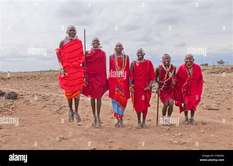 África Kenia Masai Amboseli Hombres Saltando En Rojo Vestido De Traje Y