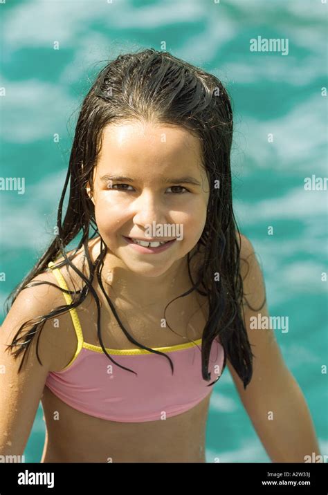 mädchen im badeanzug wasser im hintergrund porträt stockfotografie alamy