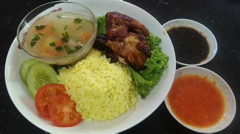 Basuh dan potong ayam sesuka hati kemudian ayam digaram kunyitkan. Resepi Nasi Ayam Madu Sedap!! (SbS) | Resepi Tutorial Terbaek