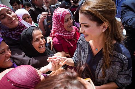 Queen Rania Of Jordan Meets Young Refugees In Lesbos Hello