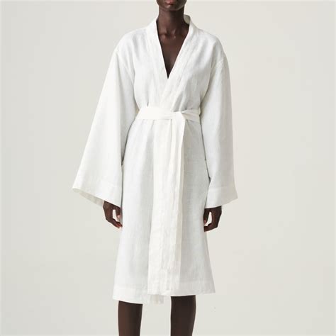 100 Linen Robe In White In Bed Store