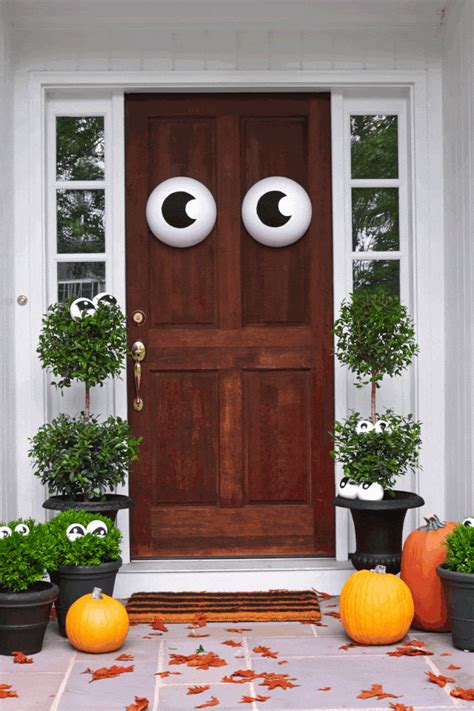 Greet guests and add attraction to your home by adding fresh colors if you want to bring a hint of that beauty to your home, try one of our gorgeous fall front door decor ideas! 2018 Fun & Spooky Halloween Door Decorating Ideas - Timeshood