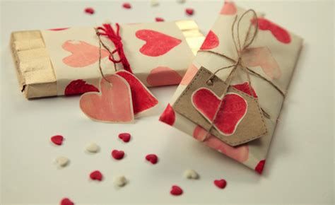 A well presented gift excites the recipient and it shows you want to impress them. Homemade Valentine gifts - Cute wrapping ideas and small ...