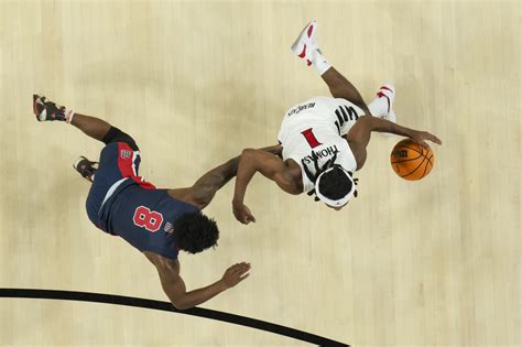 Cincinnati bombs in 16 3-pointers to defeat Detroit Mercy | Reuters