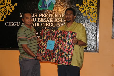 Selepas jamuan makan malam , majlis penyempaian cenderahati kepada mantan guru besar dan hadiah kepada penganting baru. SK BUKIT PETITI | Kuala Terengganu...: JAMUAN AKHIR TAHUN ...