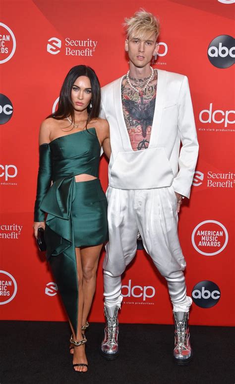 Megan fox and machine gun kelly backstage for the 2021 billboard music awards. Megan Fox y Machine Gun Kelly hacen su primera aparición ...