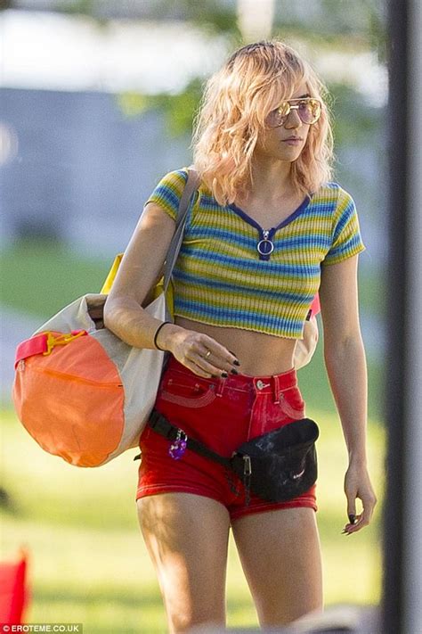 Suki Waterhouse Flaunts Abs Filming Assassination Nation Daily Mail