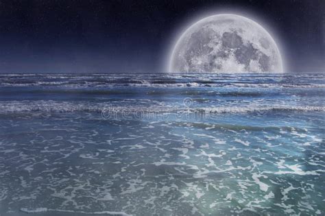 Luna Llena Sobre El Mar Imagen De Archivo Imagen De Orilla 48834235