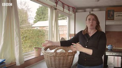 Woman Ditches Job To Become Traditional 1950s Style Housewife Ladbible