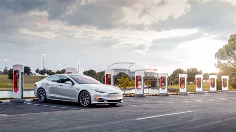 Tesla's supercharger stations are the fastest way to charge up and can be found around the country. Tesla Supercharger laadpalen foto's | eGear.be