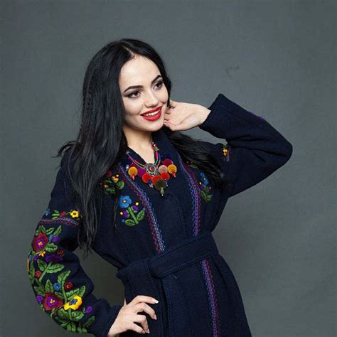 Модель Олена Липська дизайнер Ольга Стрельцова ukrainian beautiful folk fashion navy wool coat