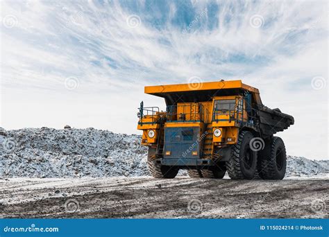 Camión Volquete Grande De La Mina Carga De La Roca En Descargador Carbón Del Cargamento En El