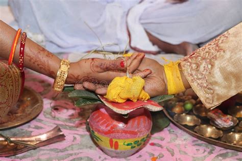 Indian Hindu Bengali Wedding Ritual Of Hasto Bandhan Stock Photo