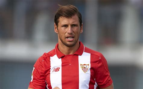 E l sevilla y el psg han llegado a un acuerdo para el traspaso de gregorz krychowiak por una cifra cercana a los 26 millones de euros. Krychowiak Arsenal: Five facts about Sevilla star
