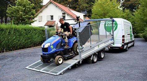 Een aanhangwagen die een kipper combineert met een machine transporter. WIN EEN TWINTRAILER - CGconcept.be