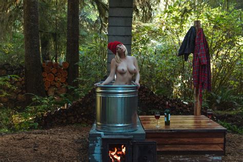 Sara Underwood Nude In Wood Fire Hot Tub 5 Pics The