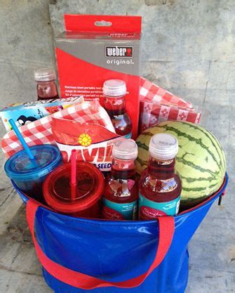 Since the 4th of july is next week i decided to make a fun 4th of july themed gift basket that they could enjoy in their new backyard (complete with an awesome fire pit!)…although, on second thought, this gift totally works as a summer fun or s'mores type of gift basket too! 4th of July gift basket | Gift Baskets | Pinterest | Gift