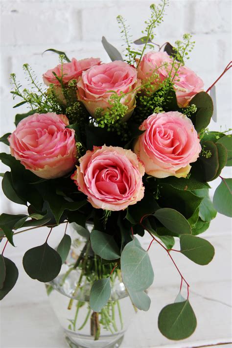 Download rose bouquet stock photos. Bouquet de 6 roses roses - Il était une Fleur