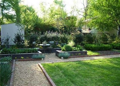 Sleepers would do the trick. The New Gravel Backyard: 10 Inspiring Landscape Designs | Garden design, Gravel garden, Pea ...