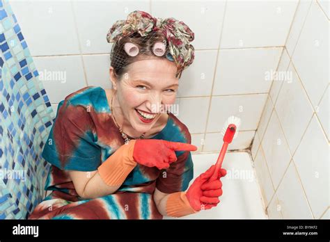 Mature Woman Shower Wash Hair Hi Res Stock Photography And Images Alamy