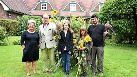 Impressionen & interviews mit vielen prominenten! Milana Von Ruffin - Neues Von Den Von Und Zus Pressreader ...