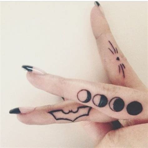 39 Lovely Moon Finger Tattoos