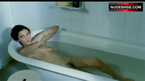 Maribel Verdu Lying Nude In Bathtub El Beso Del Sueno 1 31