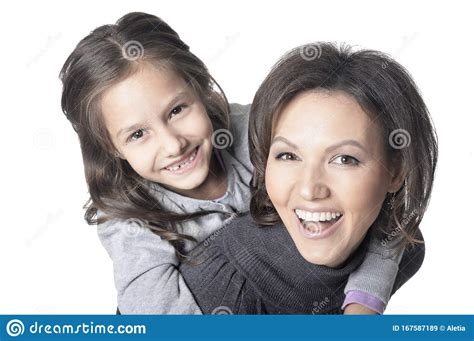 Feliz Madre E Hija Posando Sobre Fondo Blanco Imagen De Archivo