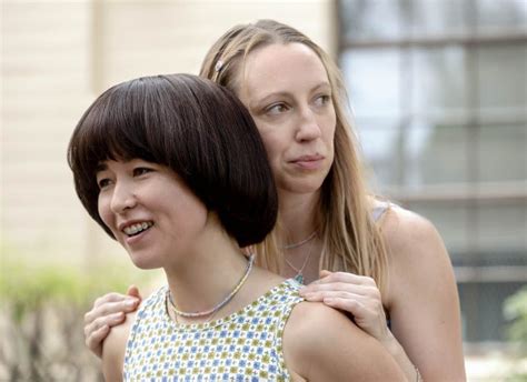 Tv Review Pen15 Looks Back At Millennial Teendom With A Wickedly Funny Eye