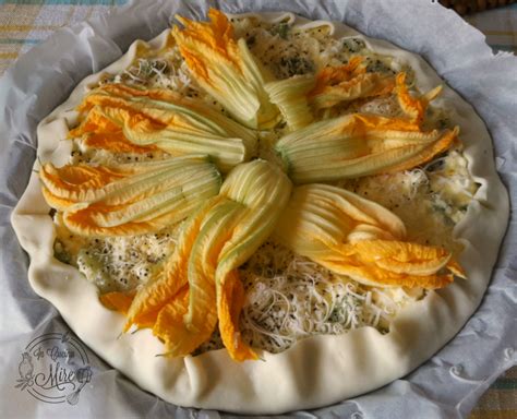 3 rotoli di pasta sfoglia 500 gr ricotta di pecora 250 ml panna fresca da montare 6 cucchiai di zucchero 100 gr cioccolato fondente tritato grosso. Torta salata zucchine ricotta e fiori di zucca | In cucina ...