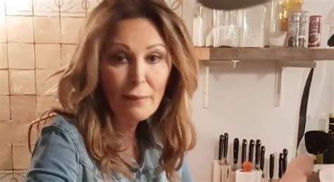 Daniela Santanchè cucina pesce e pubblica il video: boom di commenti
