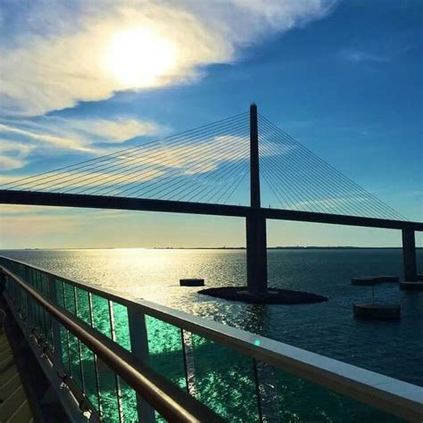 It replaces the original bridge which was hit by a tanker in bad weather in 1980 that destroyed a span of over 1200 feet dropping vehicles from a height of 700 feet into tampa bay. Pin by Milan Pistolich on Beautiful pictures | Sunshine skyway bridge, Pier fishing, Skyway