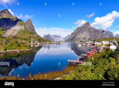 Le Village De Pêcheurs De Reine La Norvège Il Est Situé Sur Lîle De