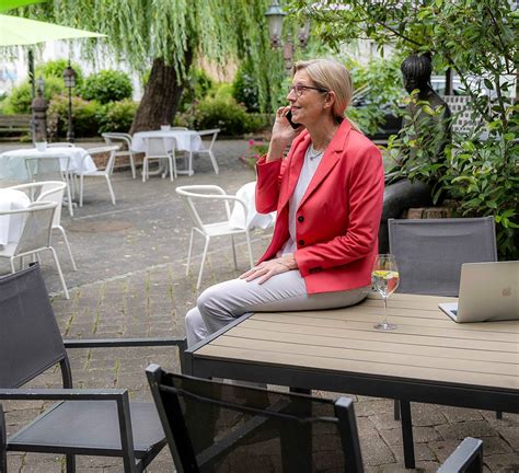 Alle informationen zur unterkunft, einschließlich der telefonnummer und der adresse, finden sie nach der buchung in der buchungsbestätigung und in ihrem konto. Übergabe von Haus Wilms in Wassenberg-Effeld im Juni