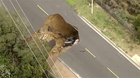 Sinkhole California 2 Cars Swallowed Prompting Rescue As Storm