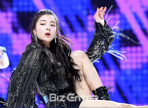 Mbc every1 naver post update with itzy #lia x weekly idol! BZ포토 있지(ITZY) 리아, '눈빛이 다했네'-비즈엔터