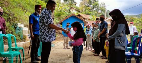 Bahkan tercatat ada 22 ayat tentang anak yatim dalam alquran. Puluhan Anak Yatim di Rancakalong Dapat Santunan - korsum.id