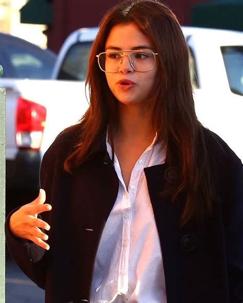 Arriving At A Restaurant In Los Angeles February 28 Llegando A Un