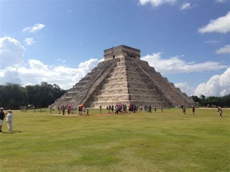 Temple Of The Sun Chechen Itza Mexico Mayan Building Mexico Travel