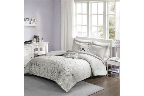 You'll swoon over the rich, brown walnut of the solitude collection. Zoey 5-Piece Full Comforter Set at Gardner-White