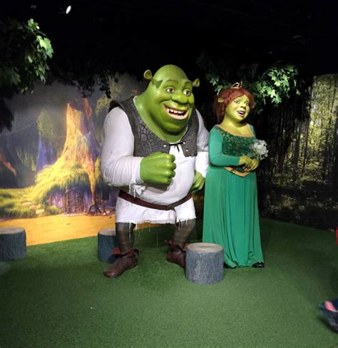 Solve Shrek And Fiona Madame Tussauds Amsterdam Jigsaw Puzzle Online