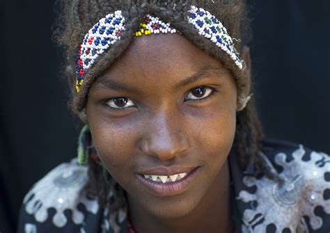 Fond d écran visage temple en plein air souriant Tresses coiffure tribal africain
